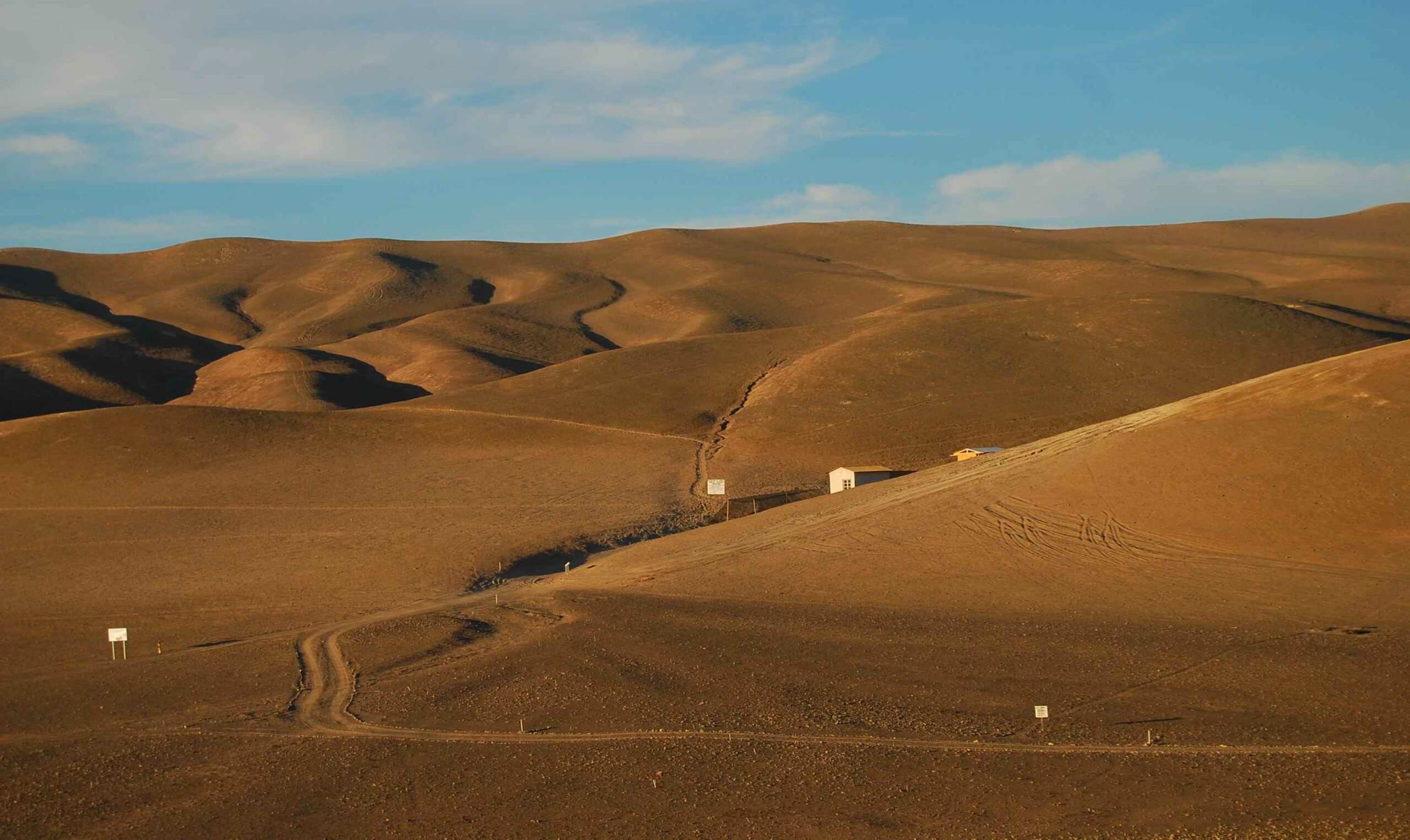 desierto, huellas de autos e infraestructura