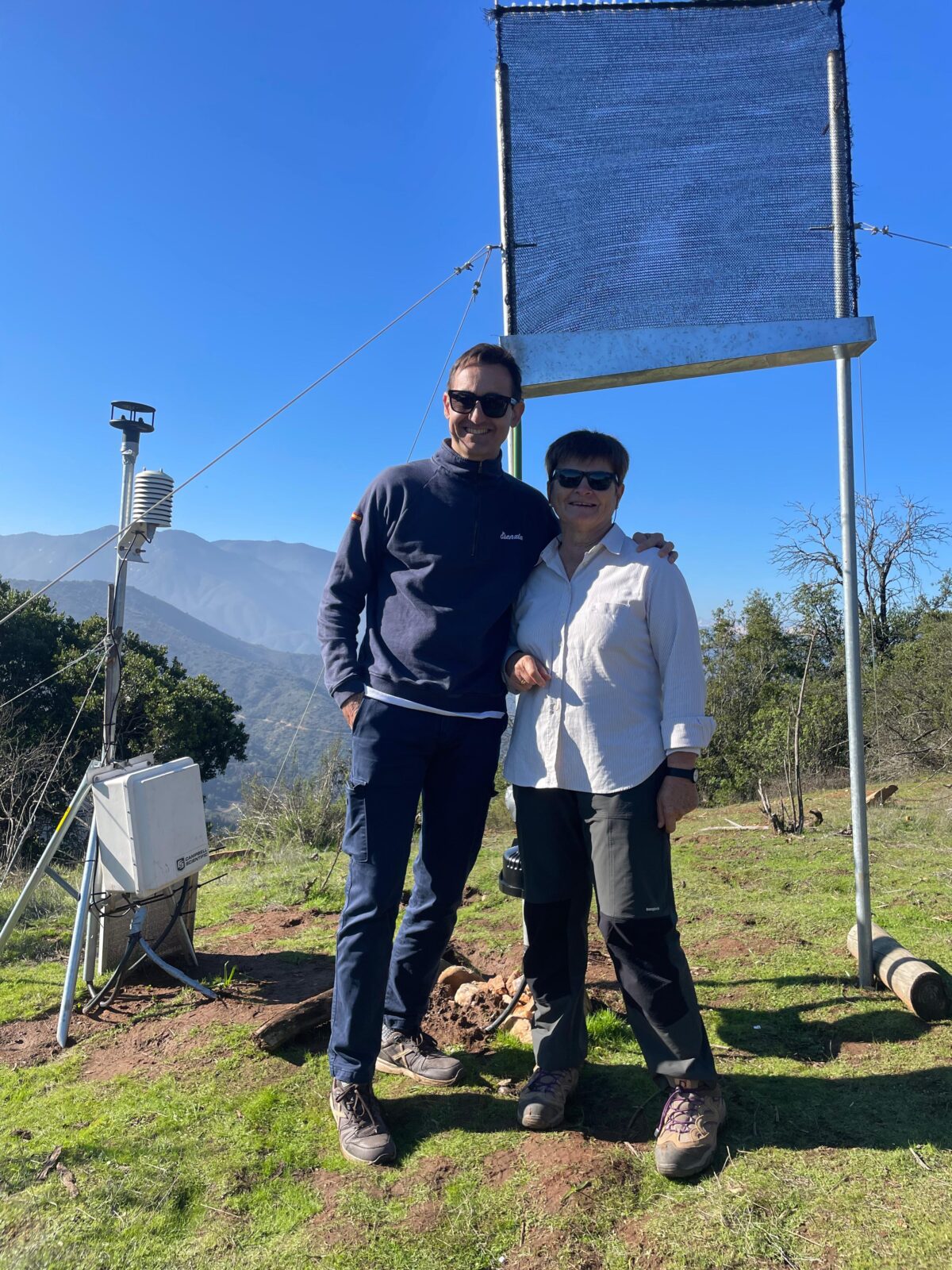maría victoria marzol y david corell en estación de monitoreo de la niebla